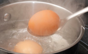 варит яйца