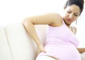 Симптомом каких патологий может выступать опоясывающая боль в области живота и спины